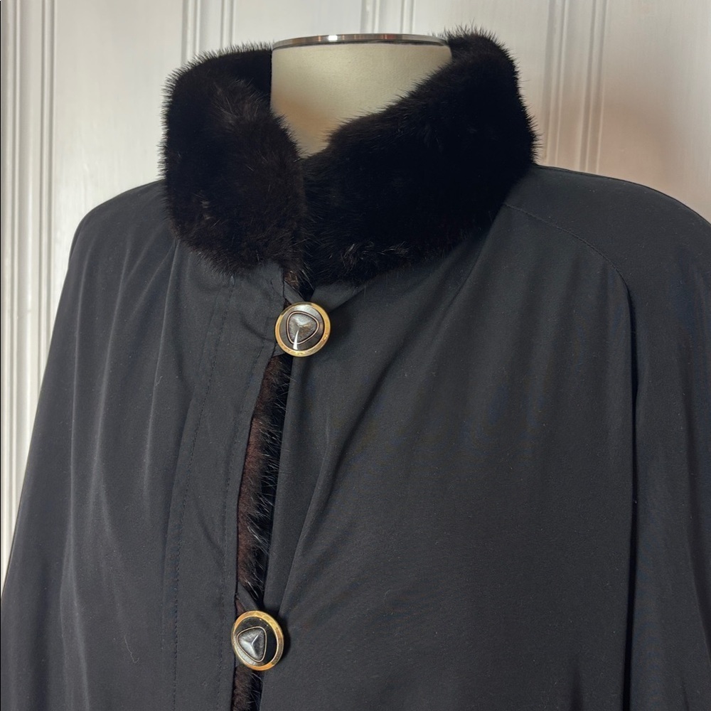 Vintage Reversible Mink Coat Dark Brown / Black (A-Line Cut). Estimated size 16. - Picture 10 of 12